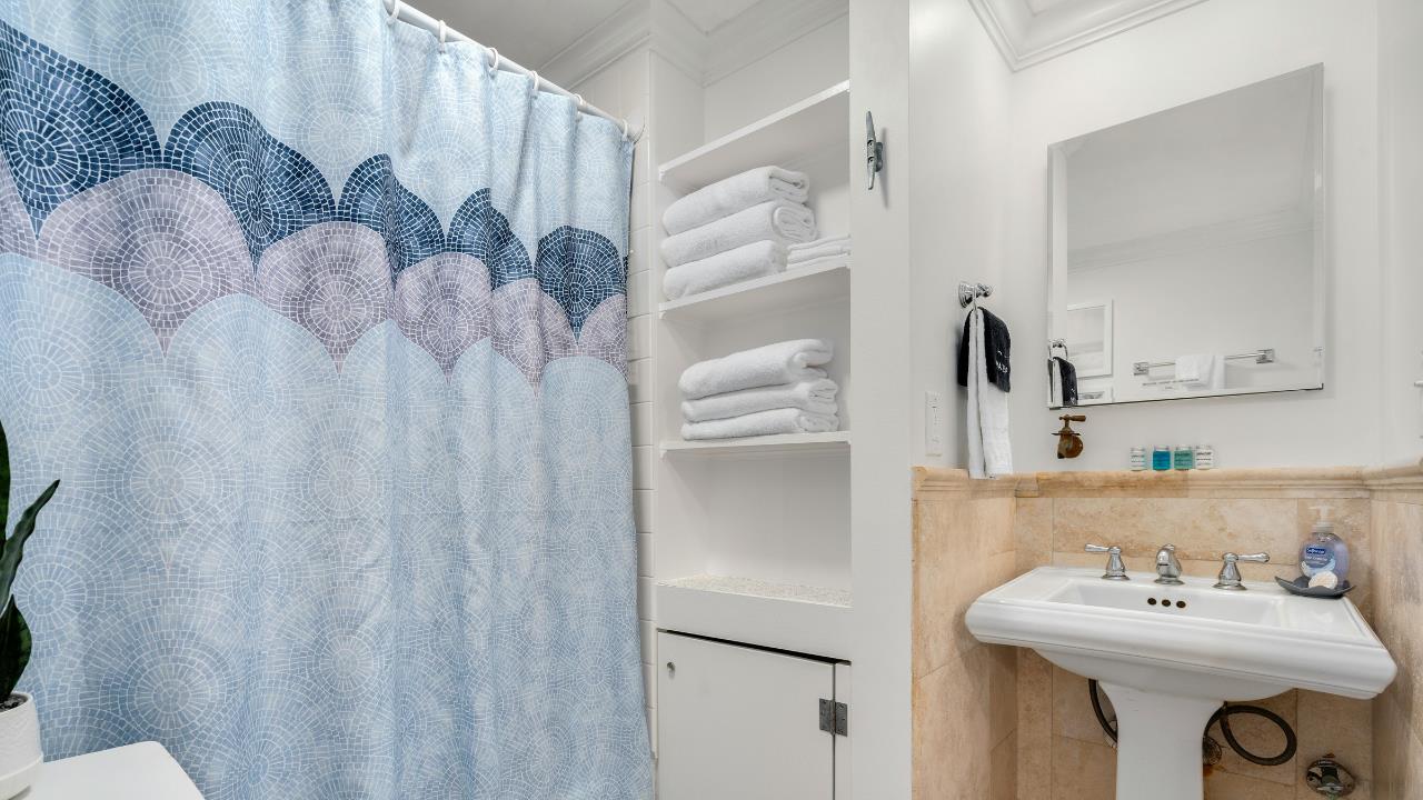 Llegó el fin para las cortinas de plástico: descubre la nueva tendencia para tu baño